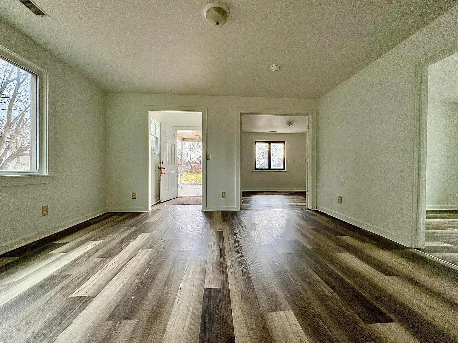 5 bed, 1.5 bath, 1780 sqft, $1,800 — Photo 2