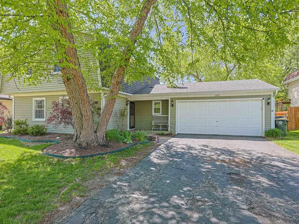 1299 W New Britton Dr, Hoffman Estates, IL 60192