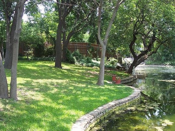 3rd image of 923 Blue Lake Cir