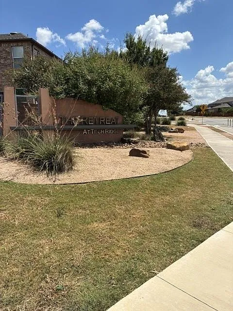 3 bed, 2.5 bath, 2417 sqft, $2,300 — Photo 3