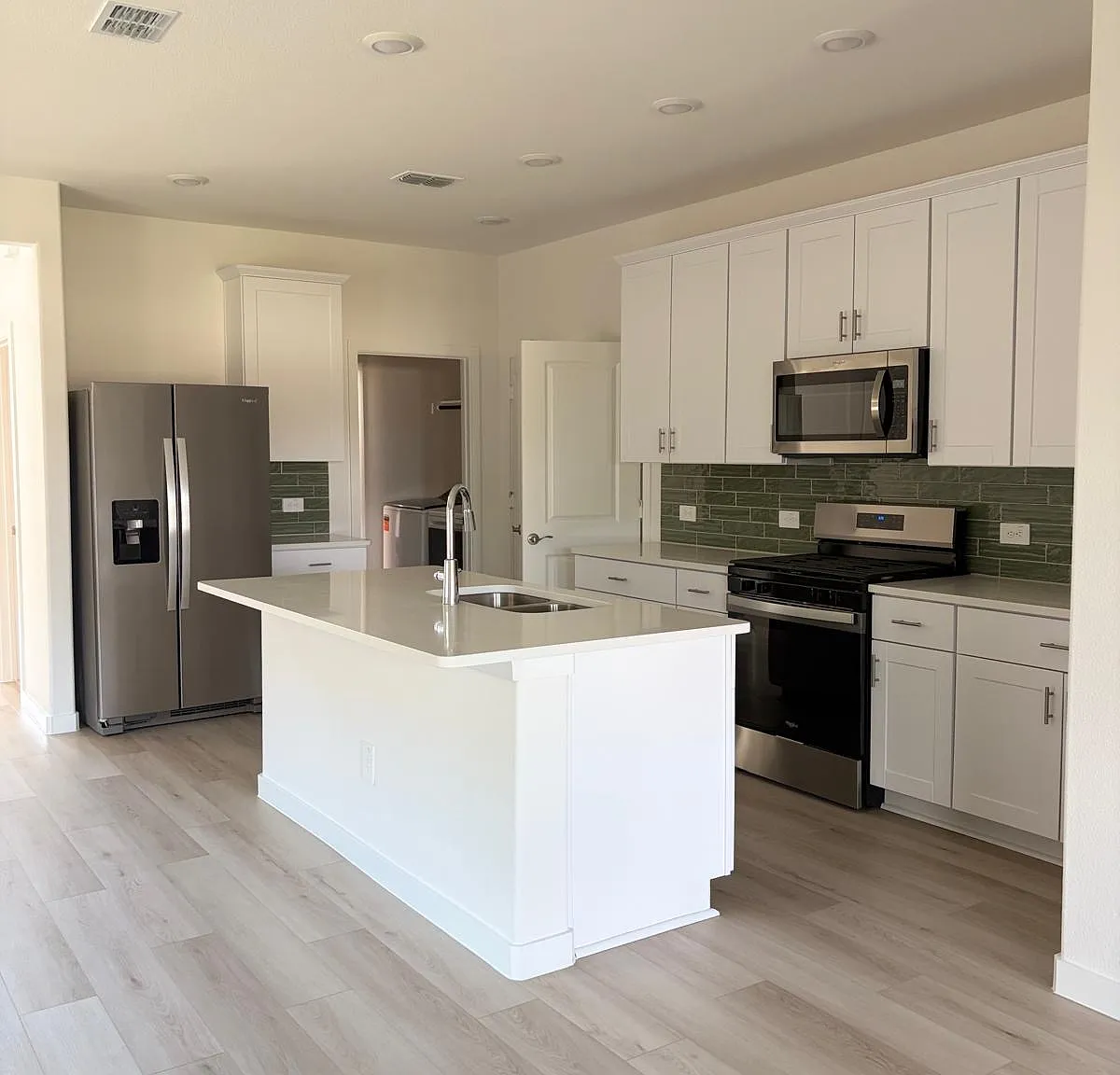 4 bed, 2055 sqft, $2,200 — Photo 3