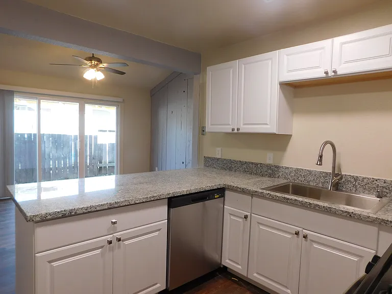 2 bedroom 1 Bath Duplex — Photo 7