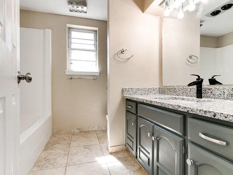 8704 NW 86th Pl — Photo 41