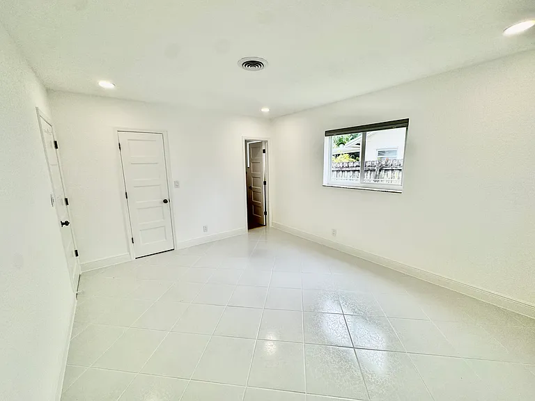 1200 SW 12th Ter — Photo 7