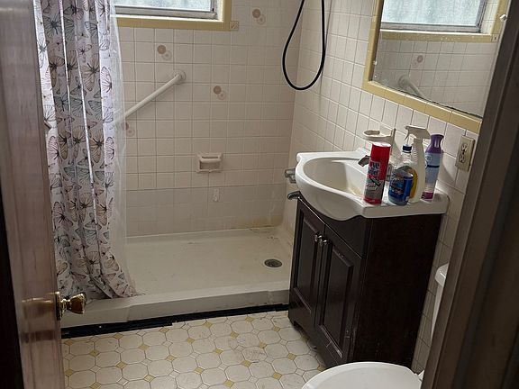 5th image of 2490 17th Ave S
