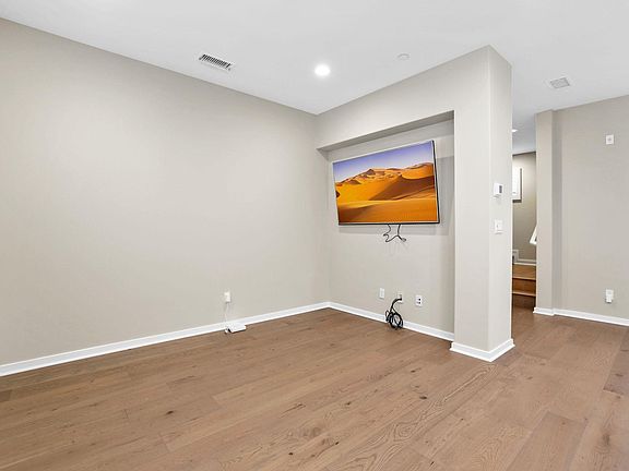 4th image of 102 Briarberry