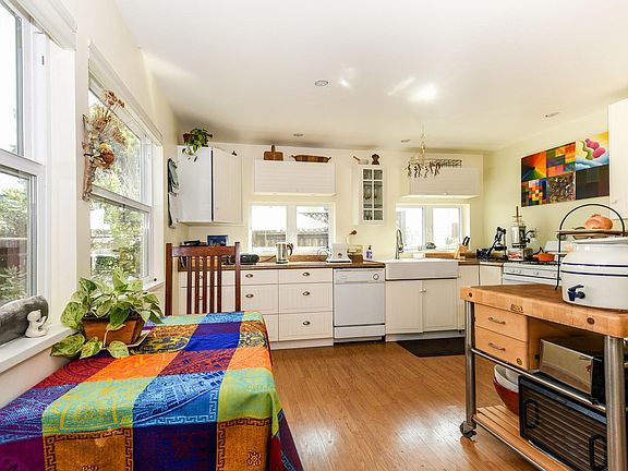 5th image of 2215 Seaside St