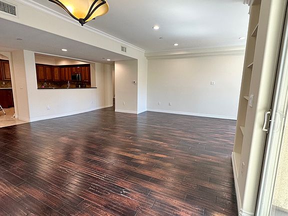 5th image of 10921 Whipple St #306