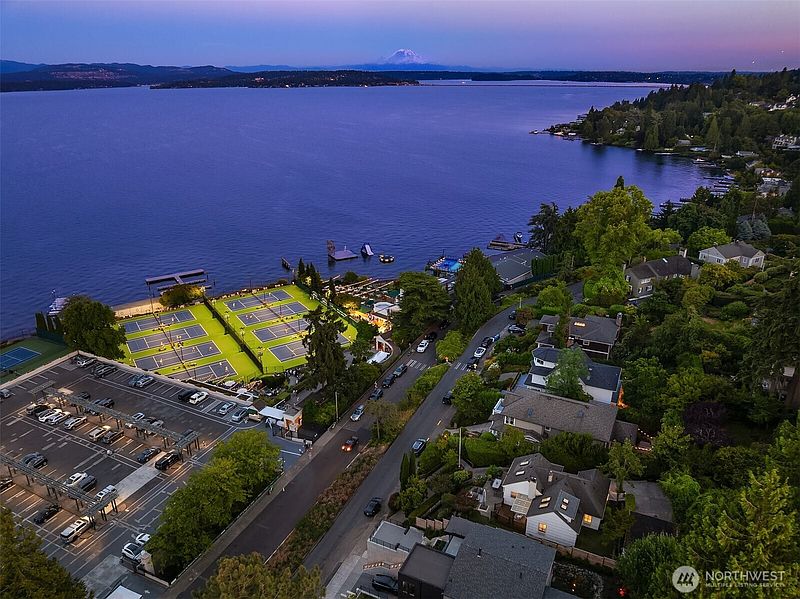 3rd image of 1021 McGilvra Boulevard E