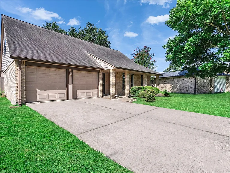 423 Forest Hills Dr — Photo 2