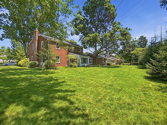 3rd image of 751 Garrett Dr
