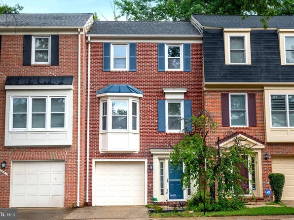43 Carriage House Cir, Alexandria, VA 22304