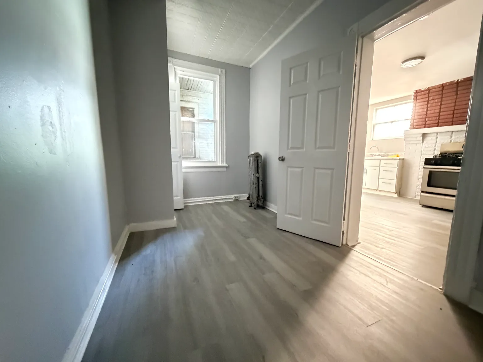 3 bed, 1000 sqft, $2,100 — Photo 2