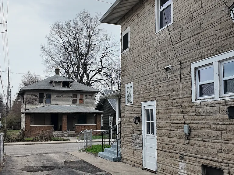 445 W 25th St — Photo 3