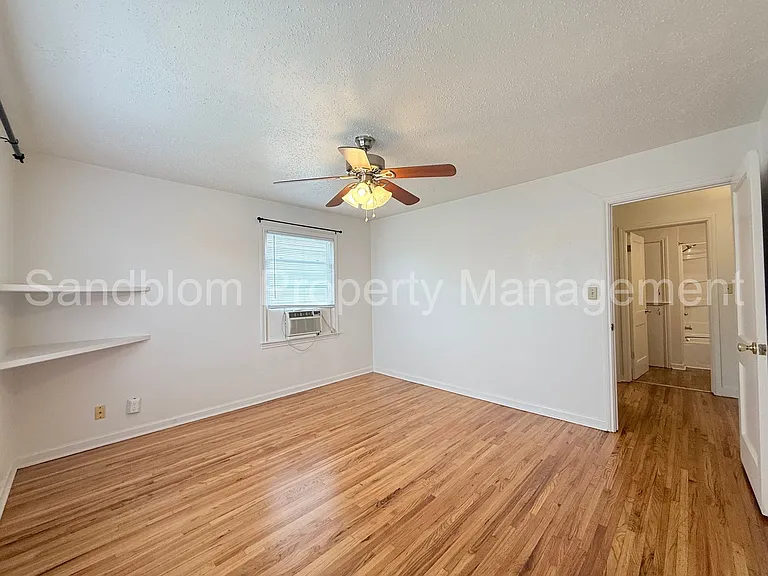 1135 E 37th St S — Photo 14