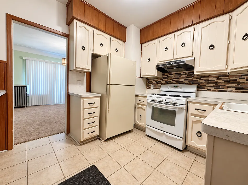 3 bed, 2700 sqft, $1,100 — Photo 4