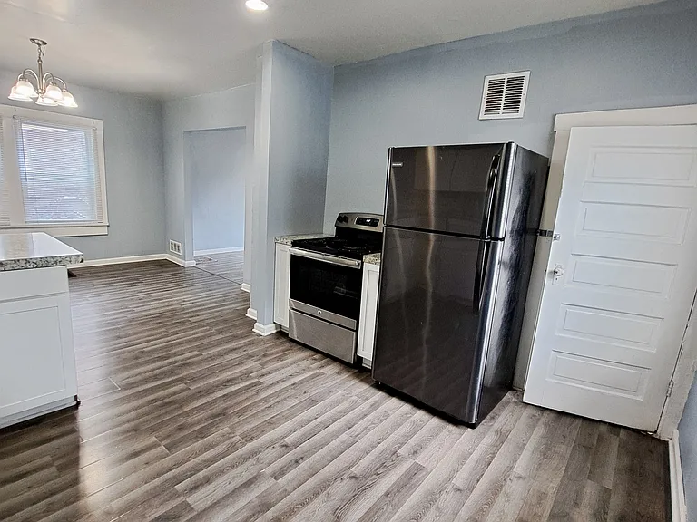 161 S Harbine Ave — Photo 4