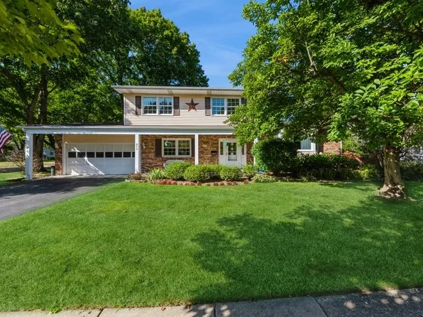 873 Liberty Bell Ln, Libertyville, IL 60048