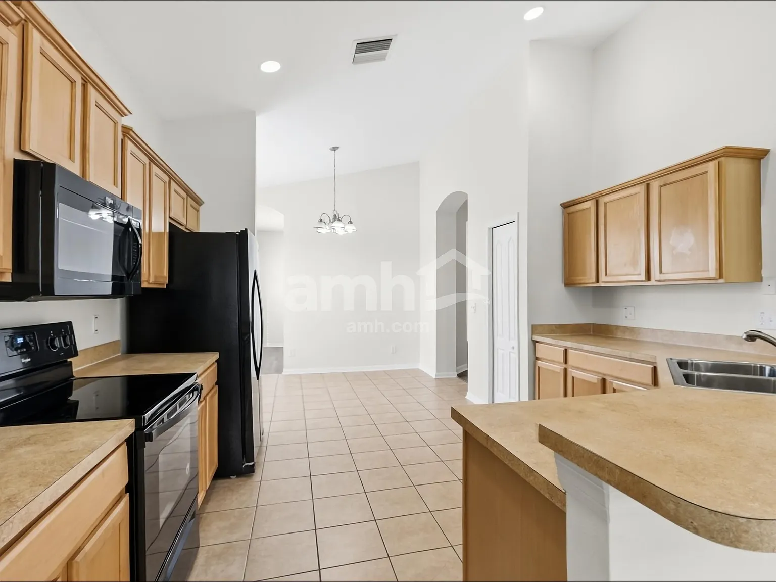 3 bed, 2.0 bath, 2062 sqft, $2,440 — Photo 3