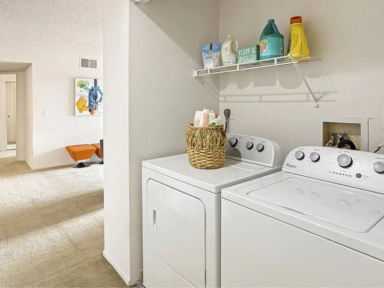La Regencia Apartments — Photo 34