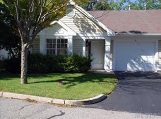 15 Wainscott Ct, Ridge, NY 11961