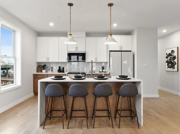 439 Chelsea St #104, Boston, MA 02128