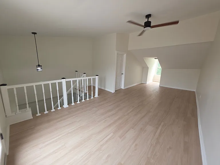 407 E Carson St — Photo 28