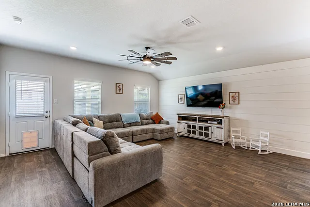 4 bed, 2.0 bath, 2032 sqft, $1,899 — Photo 4