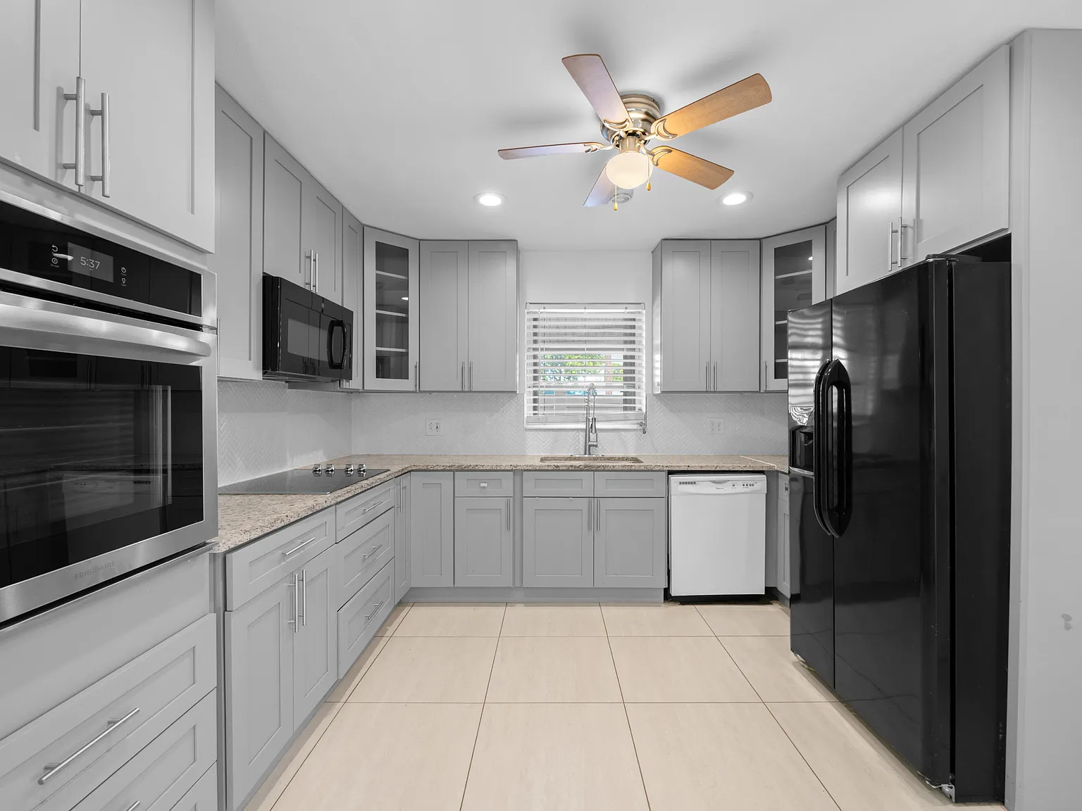 3 bed, 1.0 bath, 1354 sqft, $2,950 — Photo 4