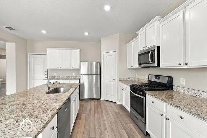 4 bed, 2.5 bath, 2204 sqft, $1,740 — Photo 2