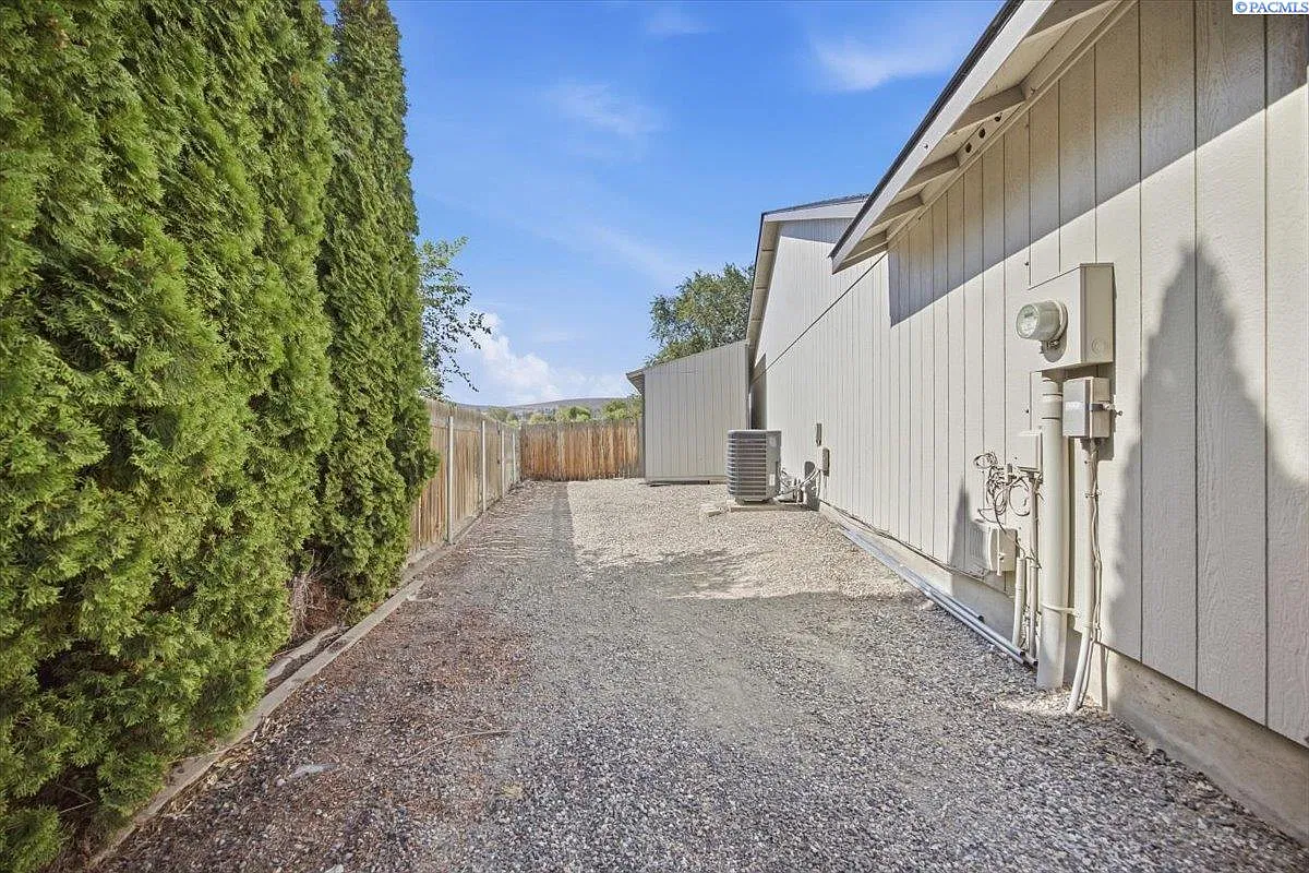 3 bed, 2.0 bath, 1840 sqft, $2,295 — Photo 3