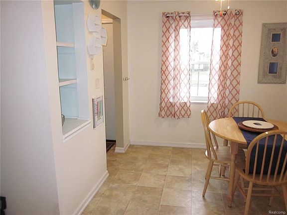 4th image of 23705 Crossley Ave