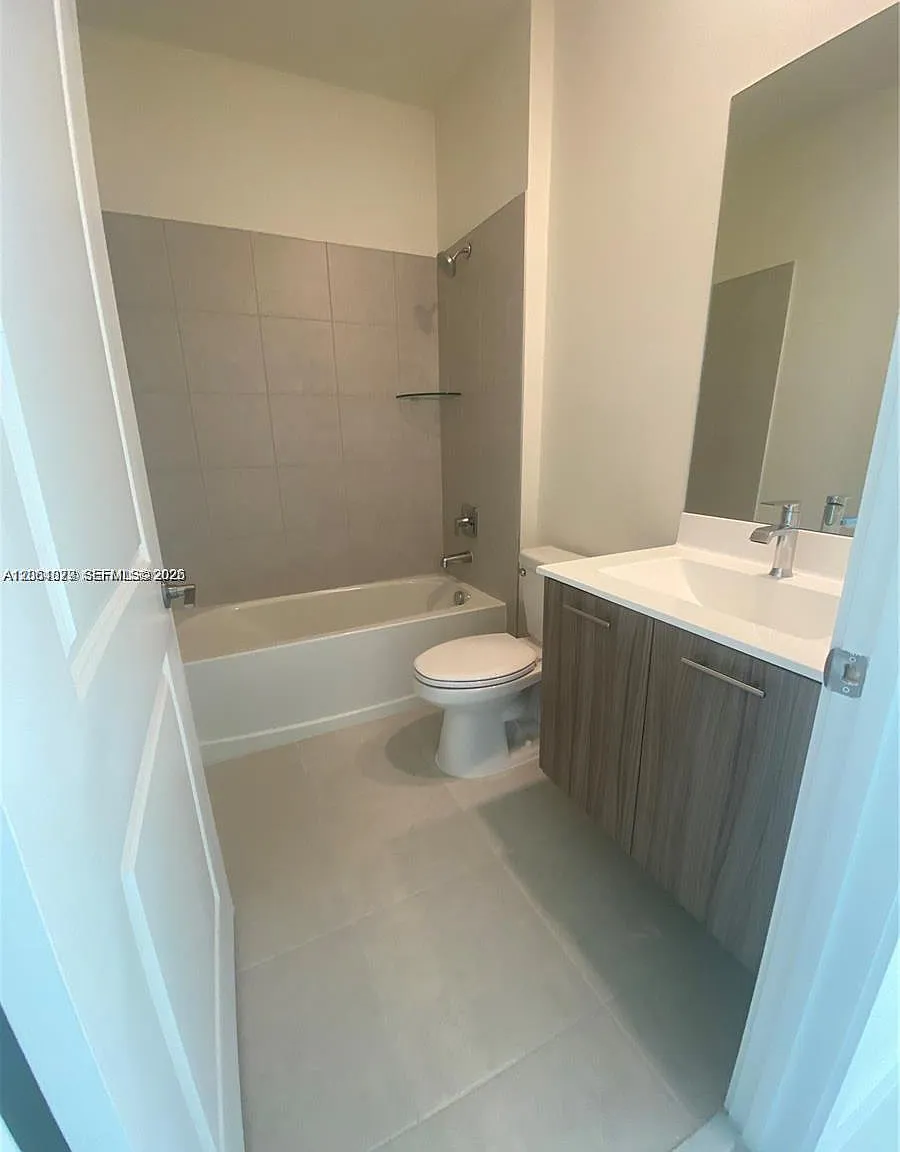 3 bed, 1124 sqft, $3,450 — Photo 4