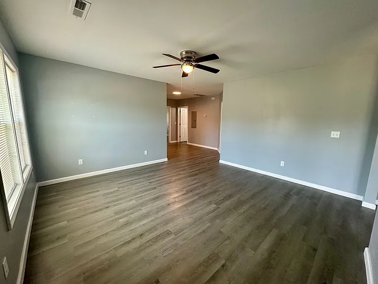 960B Mayfield Dr — Photo 2