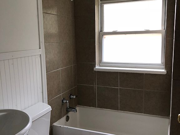 4th image of 638 Redwood Ave APT 1
