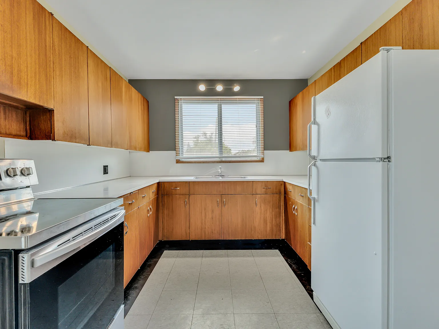 566 Cathedral Avenue - 566 — Photo 2
