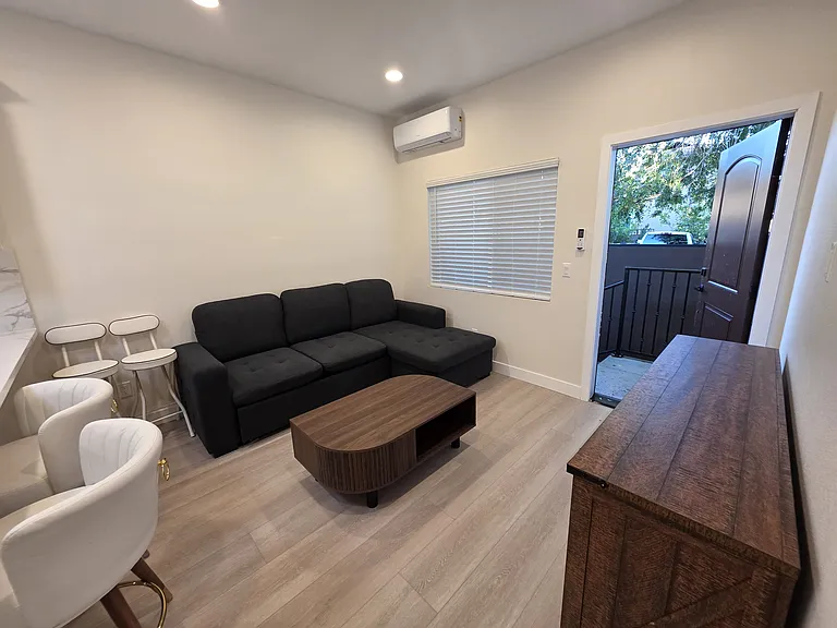 552 W Howard St — Photo 22