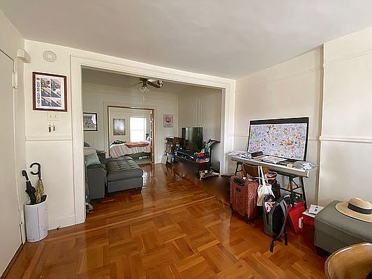 4th image of 370 De Graw St #3