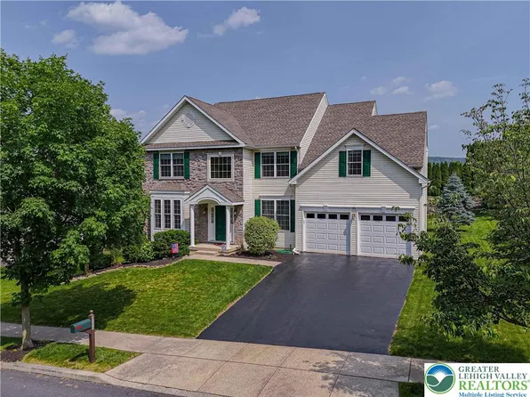 3213 Overlook Dr, Emmaus, PA 18049