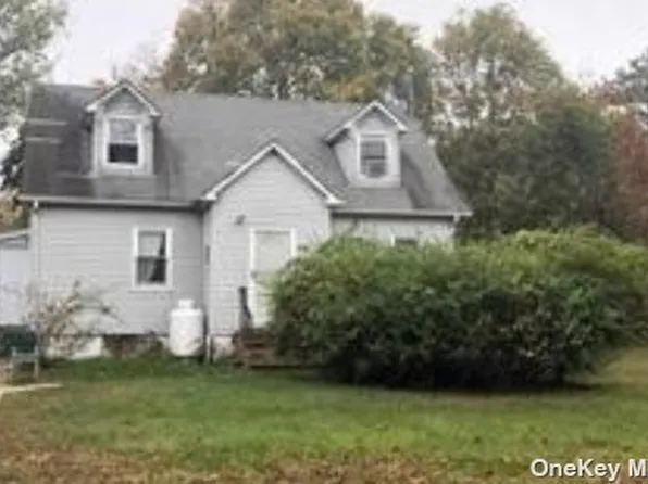 570 Hoffman Ave, Bellport, NY 11713