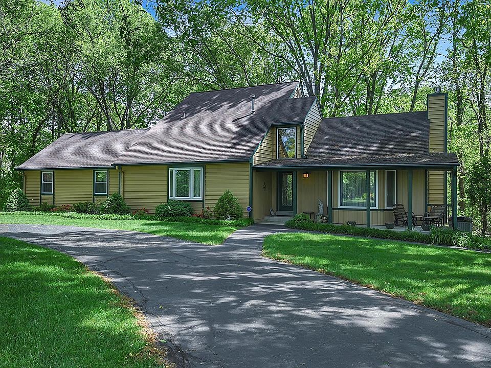 1st image of 6 Jamestown Farm Dr