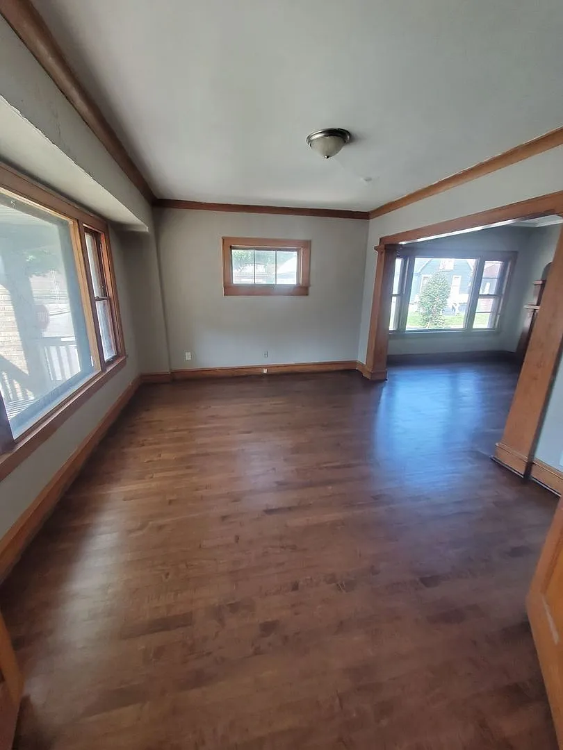 5 Bedroom 2 Bathroom - Single Family — Photo 2