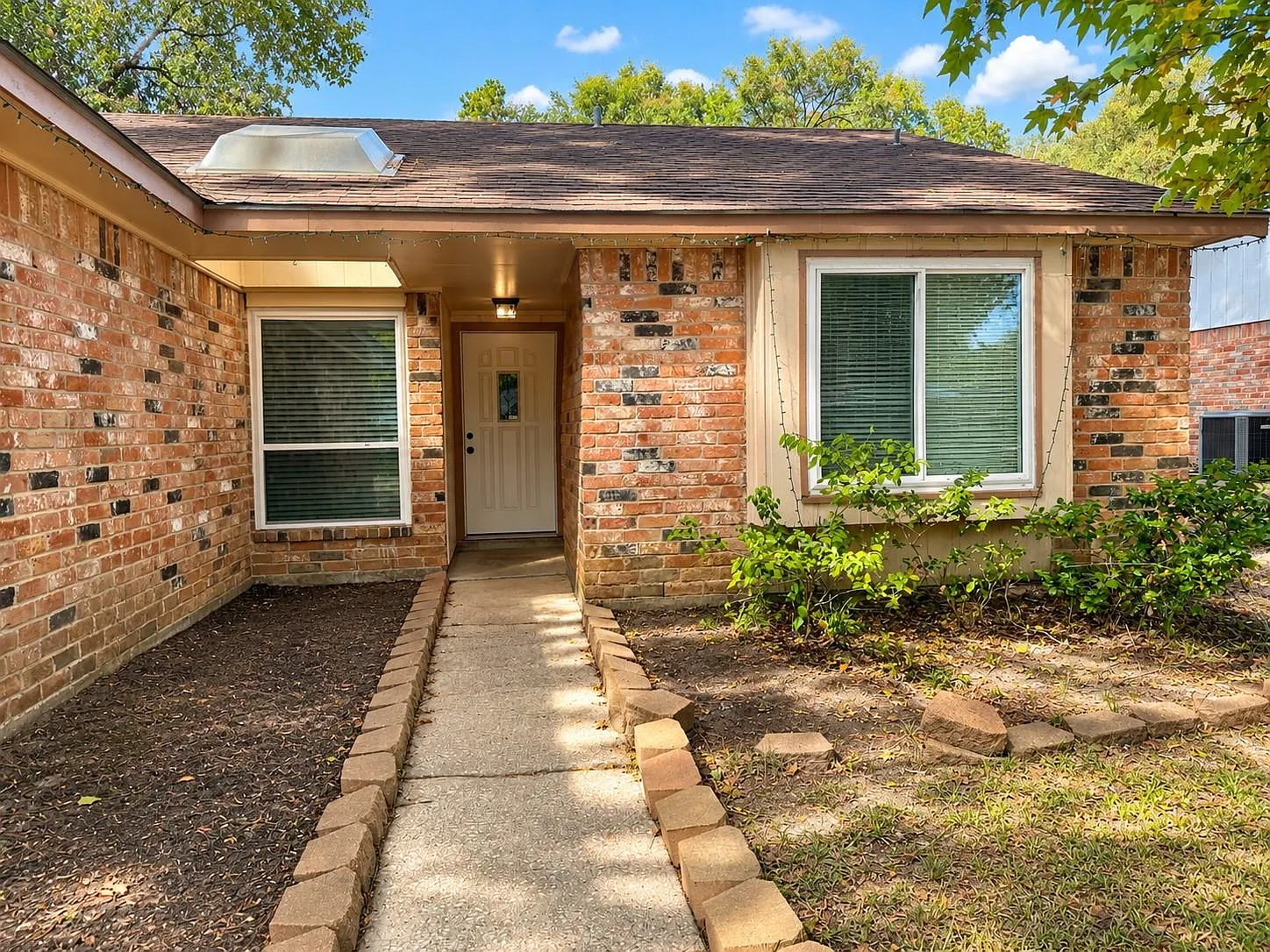 3 bed, 2.0 bath, 1292 sqft, $1,800 — Photo 2