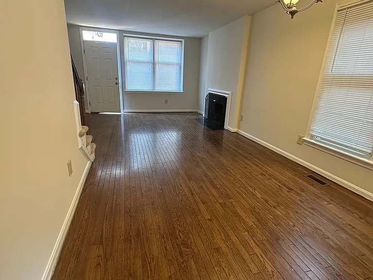 529 Colecroft Ct — Photo 5