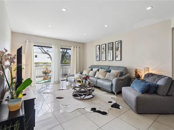 8290 Lake Dr APT 215, Doral, FL 33166