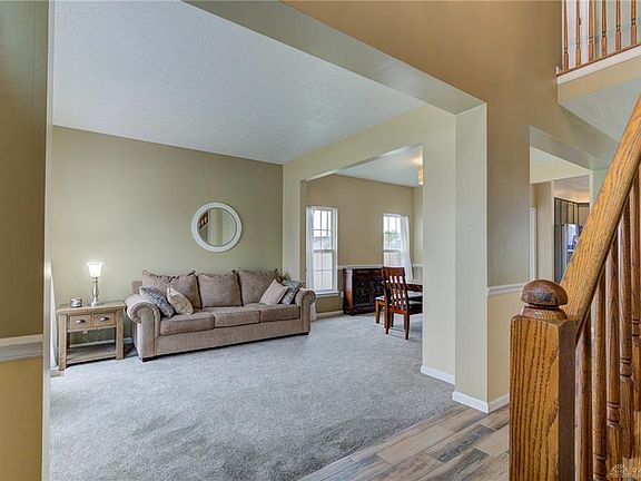 4th image of 2417 Queensway Dr