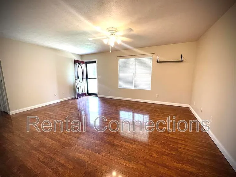112 Stable Dr — Photo 2