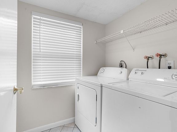 4th image of 2078 Loma Linda Way N