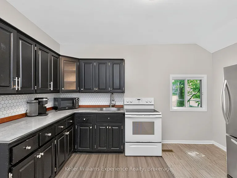 647 Ottawa St — Photo 6