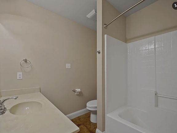 5th image of 600 Spencer Ln